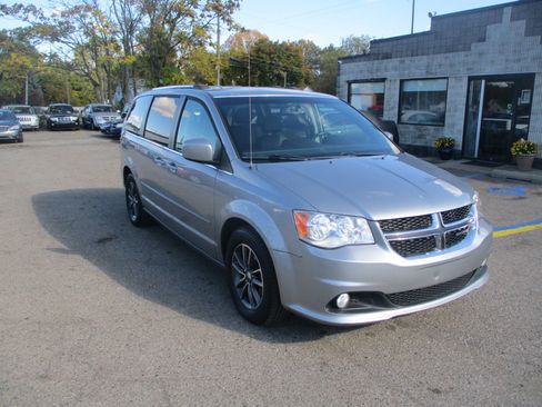 Used 2016 Dodge Grand Caravan SXT image 1