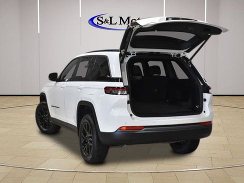 New 2026 Jeep Grand Cherokee Altitude AWD/4WD image 9