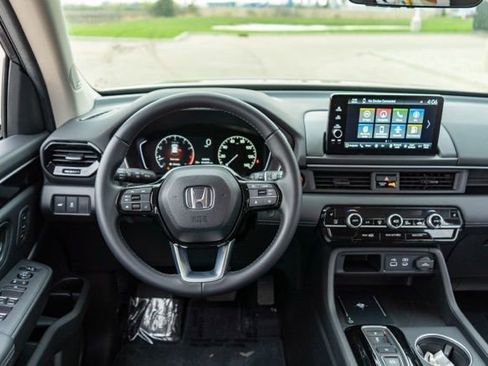 Used 2025 Honda Pilot Touring image 21