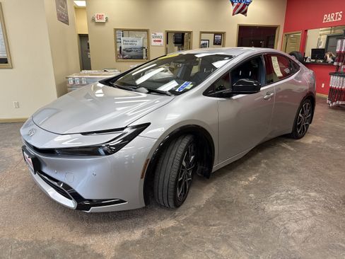 Used 2023 Toyota Prius Prime FWD image 3