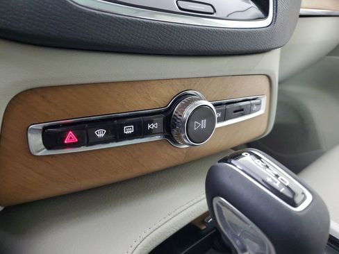 Used 2022 Volvo XC90 T5 Momentum w/ Climate Package FWD image 33