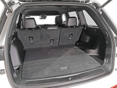 Used 2025 Jeep Grand Cherokee Altitude image 8