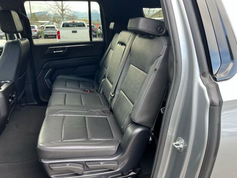 Used 2025 Chevrolet Suburban Z71 AWD/4WD image 15