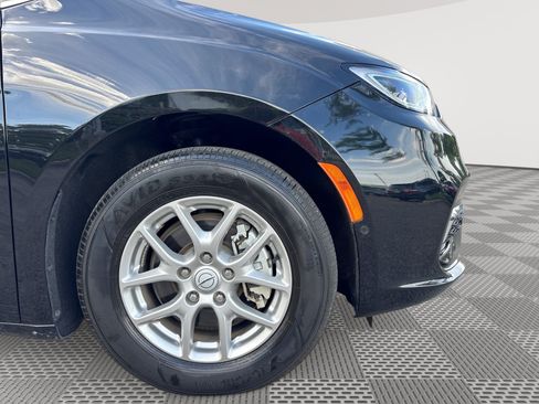 Used 2025 Chrysler Pacifica Select FWD image 30