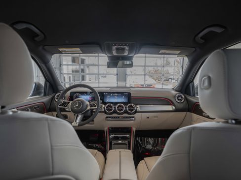 Used 2025 Mercedes-Benz GLB 250 4MATIC image 27