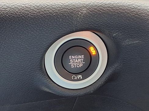 Used 2025 Chrysler Pacifica Select image 26