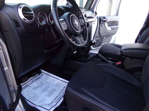 Used 2015 Jeep Wrangler Unlimited Sahara w/ Connectivity Group AWD/4WD image 18