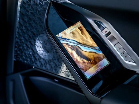 Used 2025 BMW 760i xDrive w/ Executive Package image 24