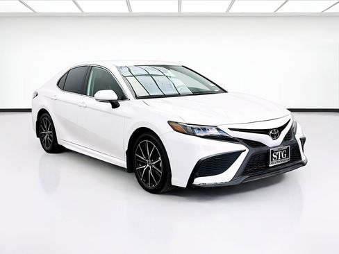 Used 2024 Toyota Camry SE image 3