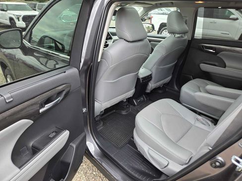 Certified 2025 Toyota Highlander Platinum AWD/4WD image 16