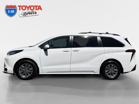 Certified 2022 Toyota Sienna LE w/ LE Plus Package AWD/4WD image 2
