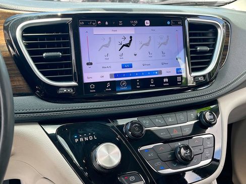 Used 2022 Chrysler Pacifica Limited FWD image 16