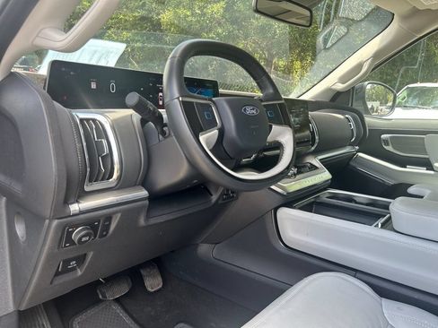 Certified 2025 Ford Expedition Platinum w/ Driver's Package AWD/4WD image 10