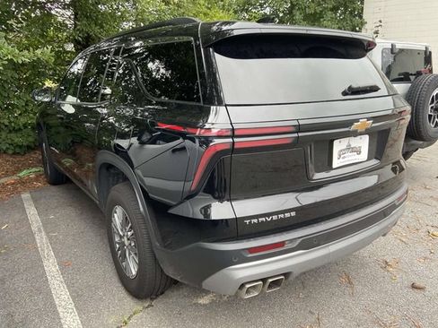 Used 2026 Chevrolet Traverse LT FWD image 6