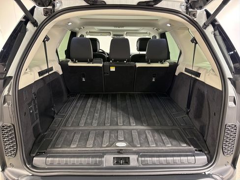 Used 2025 Land Rover Discovery S image 28