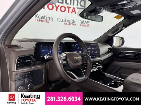 Used 2025 Chevrolet Suburban LT w/ Comfort Package RWD image 13
