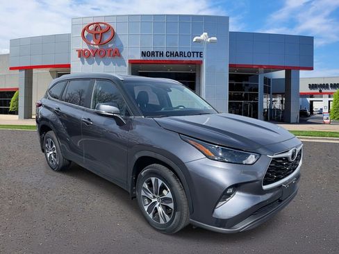 Used 2023 Toyota Highlander XLE image 1