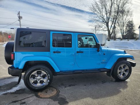 Used 2017 Jeep Wrangler Unlimited Sahara w/ Connectivity Group image 17