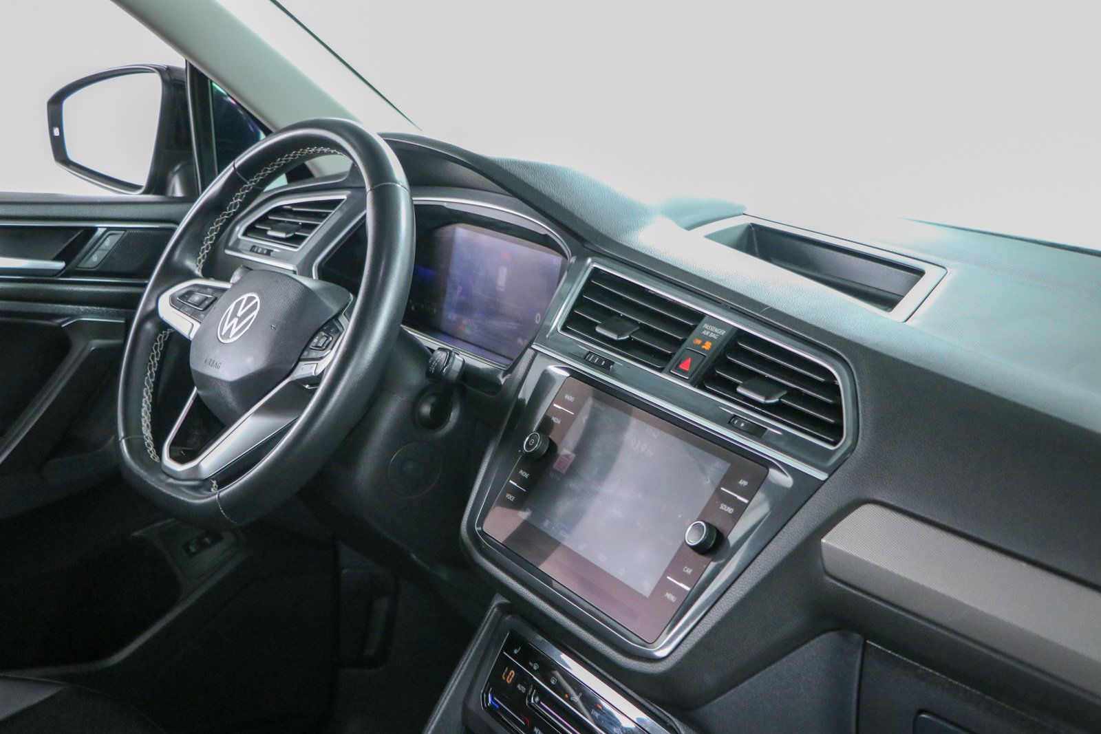 Used 2022 Volkswagen Tiguan SE w/ Panoramic Sunroof Package AWD/4WD image 26
