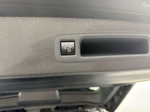 Used 2025 Toyota Sienna Platinum image 36