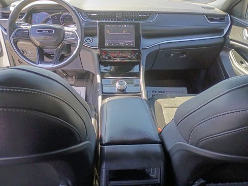 Certified 2025 Jeep Grand Cherokee Altitude image 11