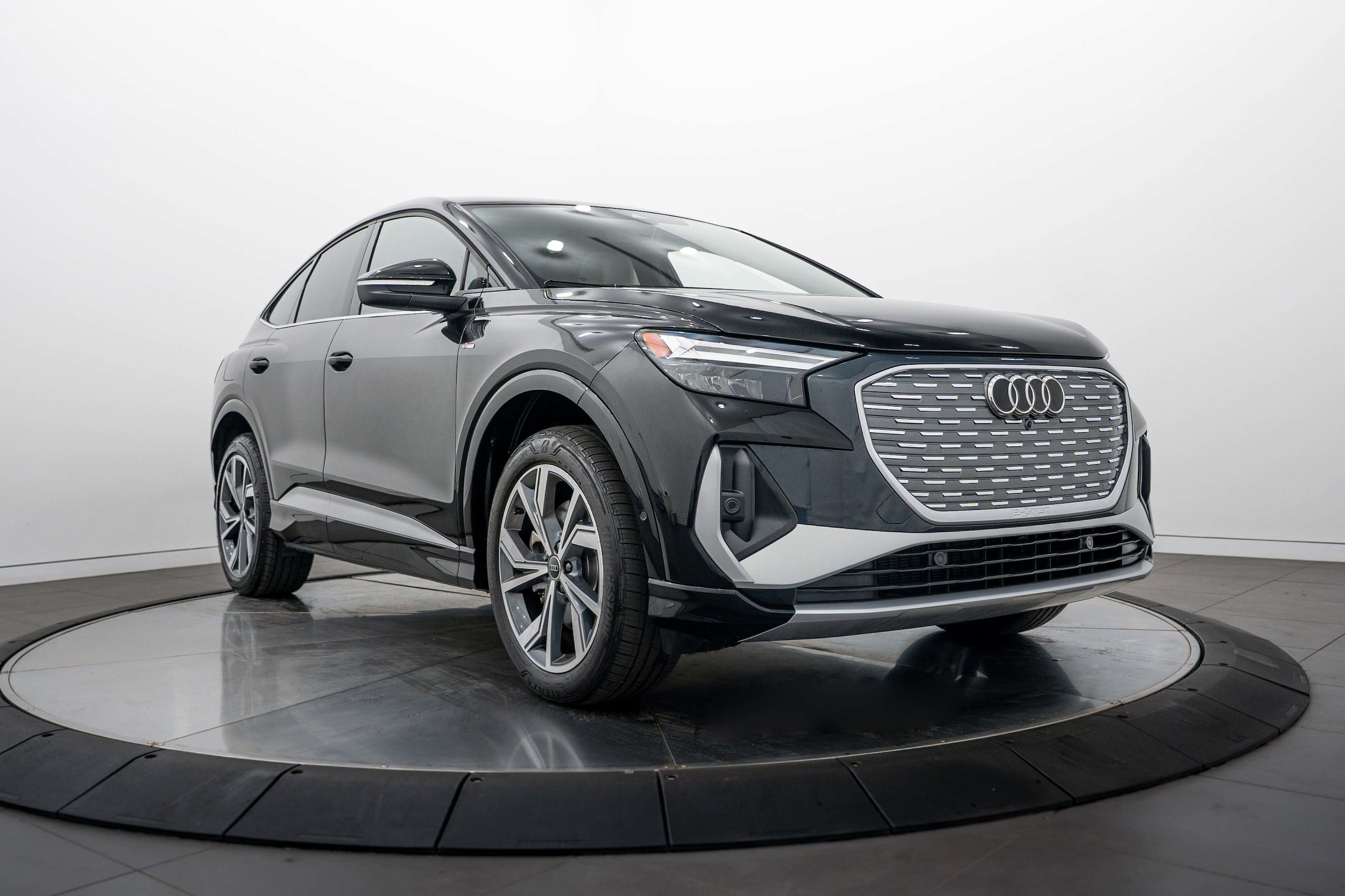 Used 2023 Audi Q4 e-tron Premium Plus w/ Premium Plus AWD/4WD image 2