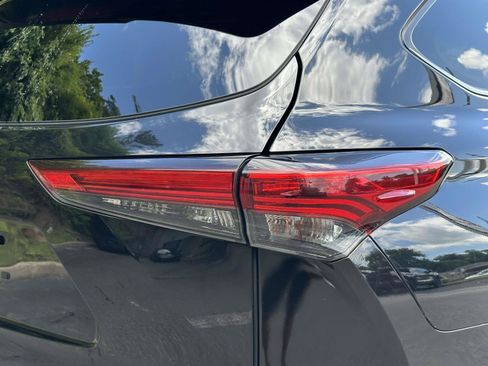 Certified 2020 Toyota Highlander XLE AWD/4WD image 9