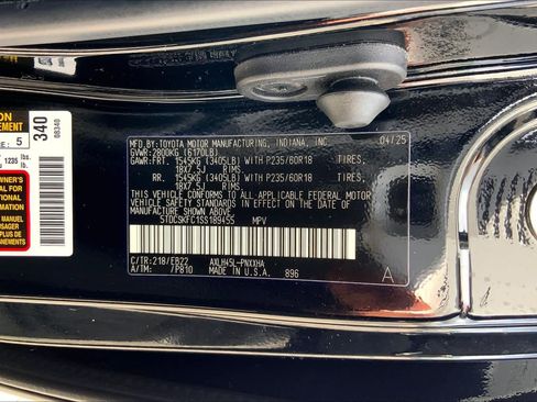 Used 2025 Toyota Sienna XLE Woodland Edition image 36