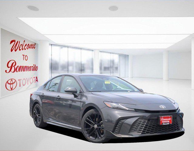 Used 2025 Toyota Camry SE FWD image 2