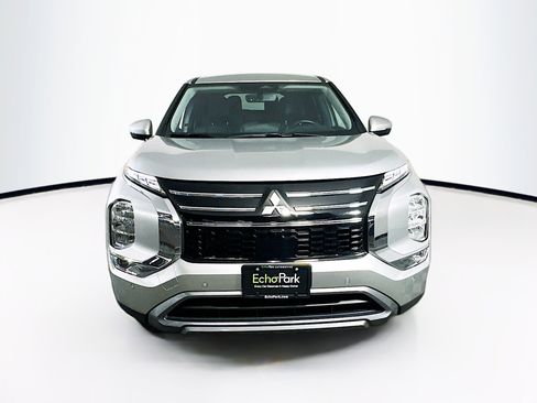 Used 2025 Mitsubishi Outlander SE image 2