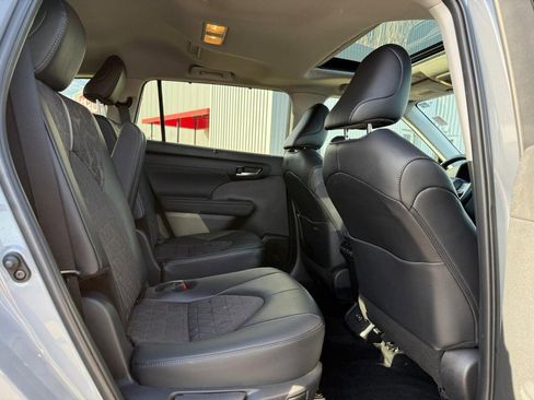 Certified 2024 Toyota Highlander XLE image 13