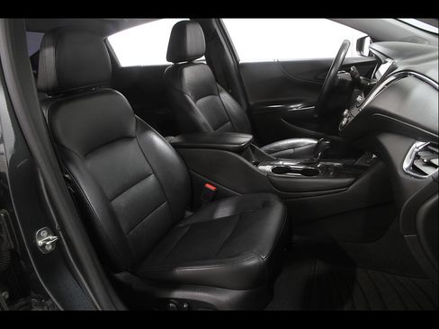 Used 2018 Chevrolet Malibu LT w/ Leather Package FWD image 16