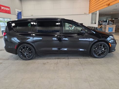 Used 2025 Chrysler Pacifica Limited FWD image 6