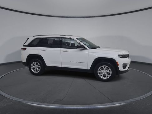 Certified 2023 Jeep Grand Cherokee Limited w/ Luxury Tech Group II AWD/4WD image 4
