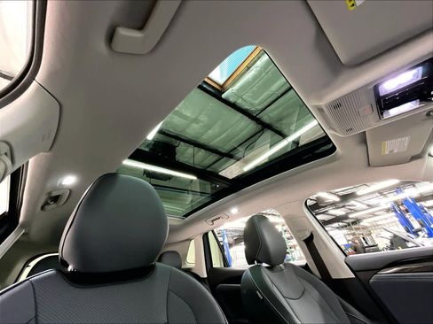 Used 2025 Volkswagen Tiguan SE w/ Panoramic Sunroof Package image 25