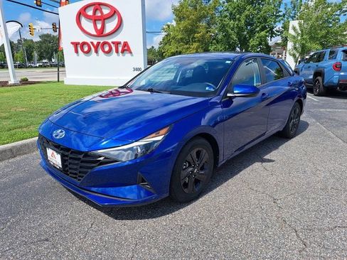 Used 2023 Hyundai Elantra SEL FWD image 2