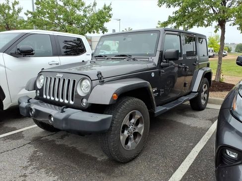 Used 2017 Jeep Wrangler Unlimited Sahara w/ Connectivity Group AWD/4WD image 4