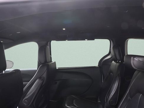 Used 2025 Chrysler Pacifica Select image 32