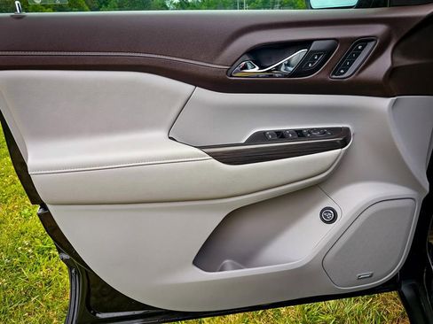 Certified 2023 GMC Acadia SLT w/ Preferred Package image 11