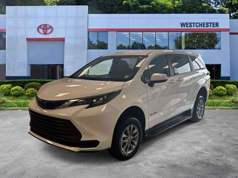 Used 2026 Toyota Sienna LE FWD image 4