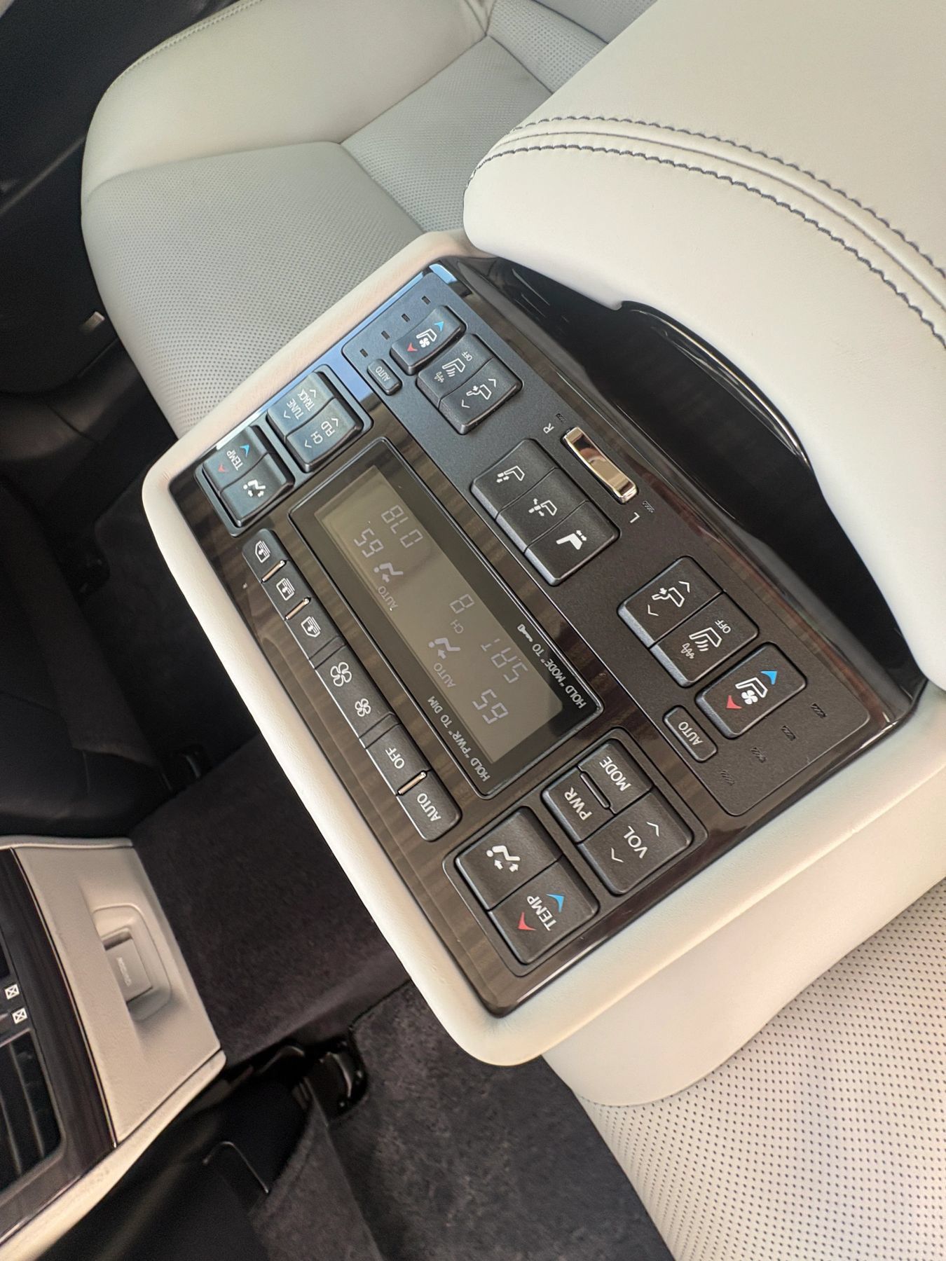 Used 2015 Lexus LS 460 w/ Ultra Luxury Package RWD image 36