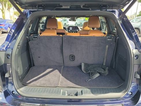 Used 2022 Toyota Highlander Platinum FWD image 12