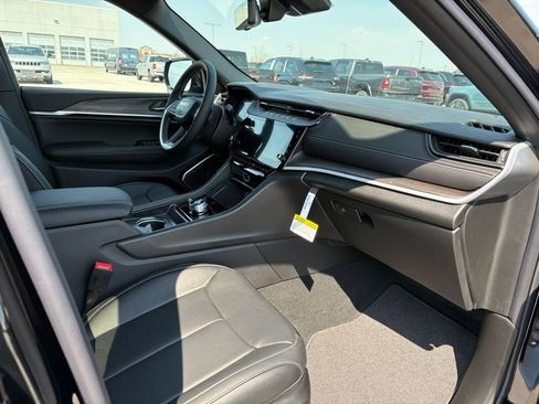 New 2026 Jeep Grand Cherokee Limited AWD/4WD image 13