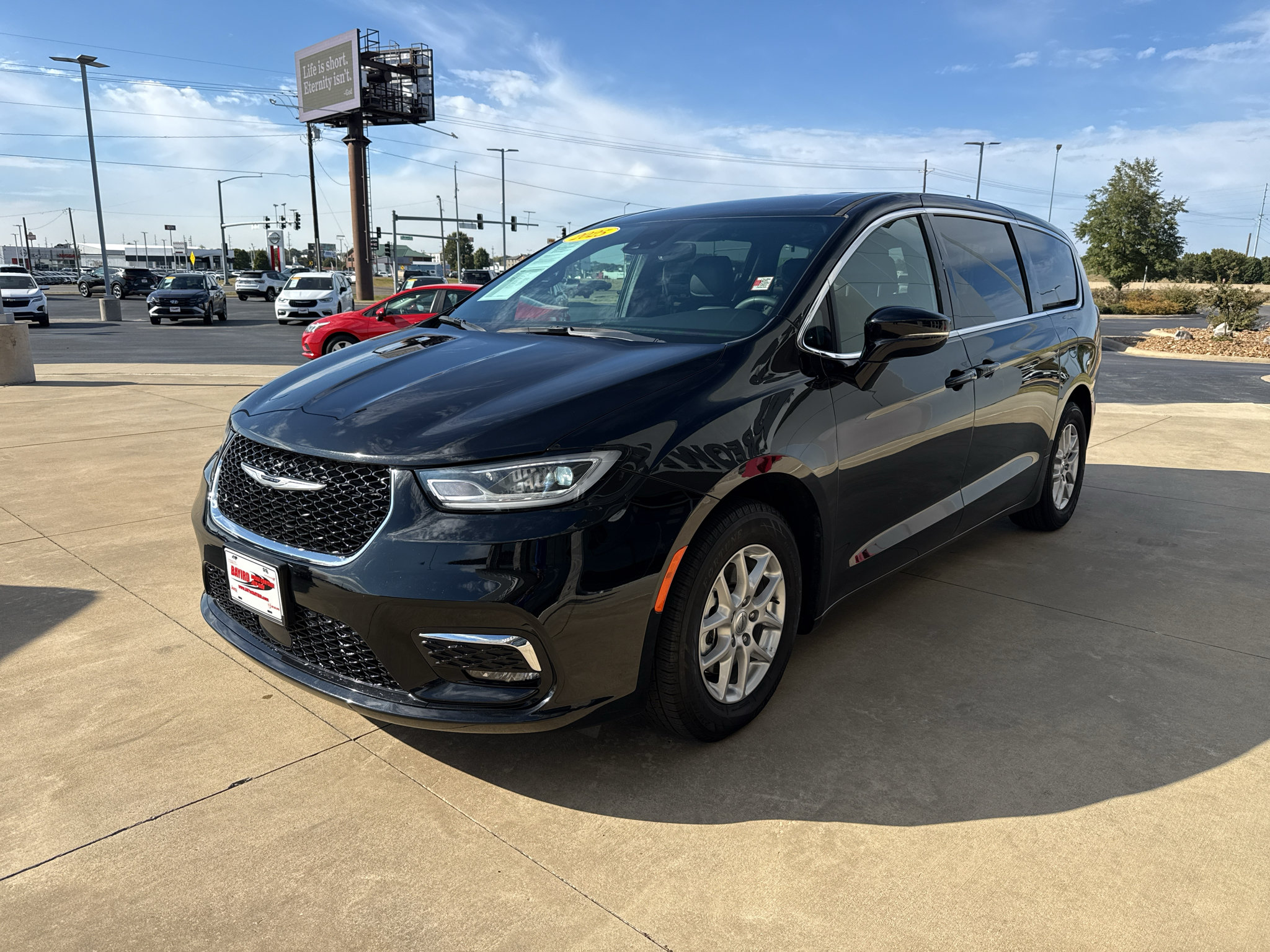 Used 2025 Chrysler Pacifica Select FWD image 3