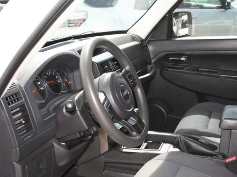 Used 2012 Jeep Liberty Sport image 10