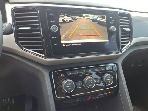 Certified 2022 Volkswagen Atlas Cross Sport SE w/ Panoramic Sunroof Package AWD/4WD image 24