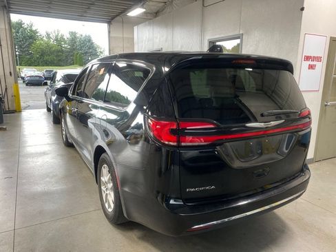 Used 2024 Chrysler Pacifica Touring-L FWD image 3