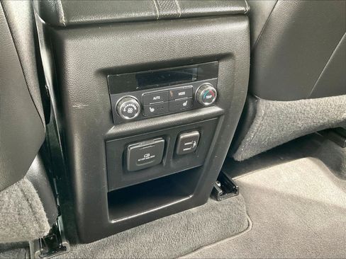 Used 2023 Chevrolet Traverse Premier FWD image 12