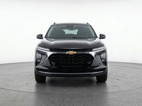 Used 2025 Chevrolet Trax LT FWD image 2