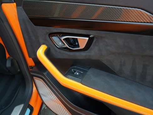 Used 2022 Lamborghini Urus AWD/4WD image 54